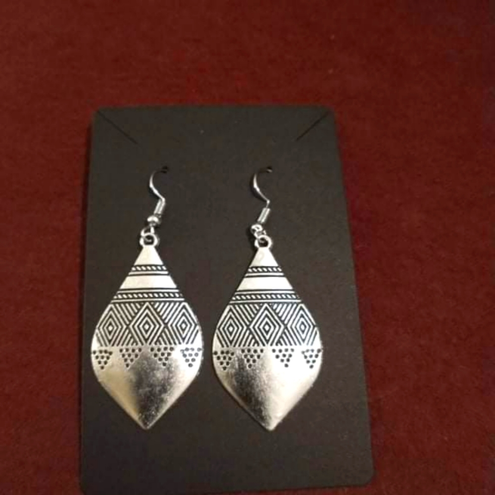 Bundle of 4 pairs of earrings